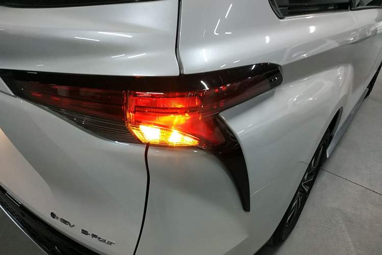 Used Toyota Granvia 2026 Model 2.5L Hybrid Prestige PLUS Four-Wheel Drive Edition Right Rear Taillight