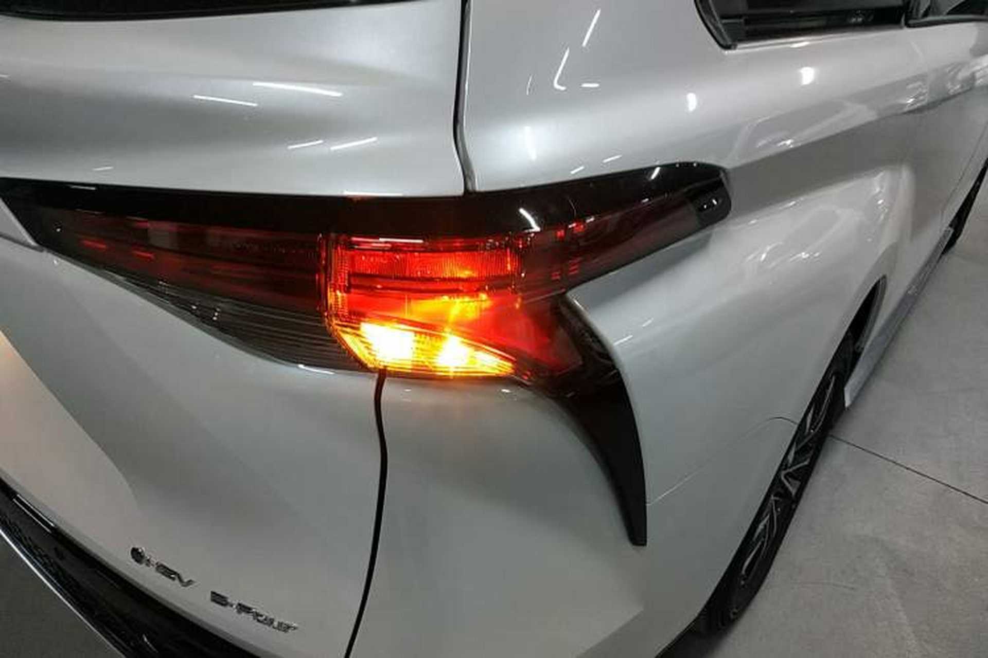 Used Toyota Granvia 2026 Model 2.5L Hybrid Prestige PLUS Four-Wheel Drive Edition Right Rear Taillight