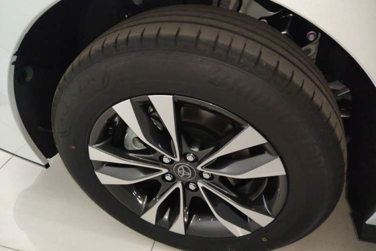 Used Toyota Granvia 2026 Model 2.5L Hybrid Prestige PLUS Four-Wheel Drive Edition Right Rear Wheel Hub