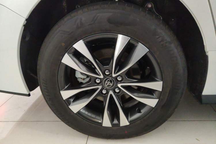 Used Toyota Granvia 2026 Model 2.5L Hybrid Prestige PLUS Four-Wheel Drive Edition Right Rear Wheel Hub
