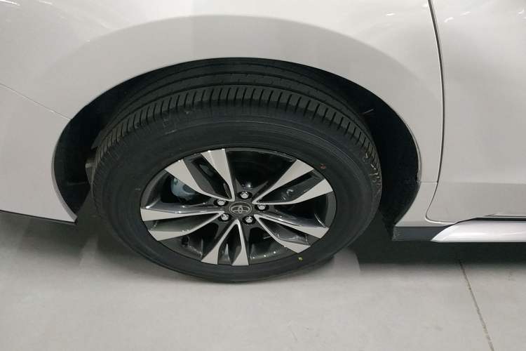 Used Toyota Granvia 2026 Model 2.5L Hybrid Prestige PLUS Four-Wheel Drive Edition Right Rear Wheel Hub