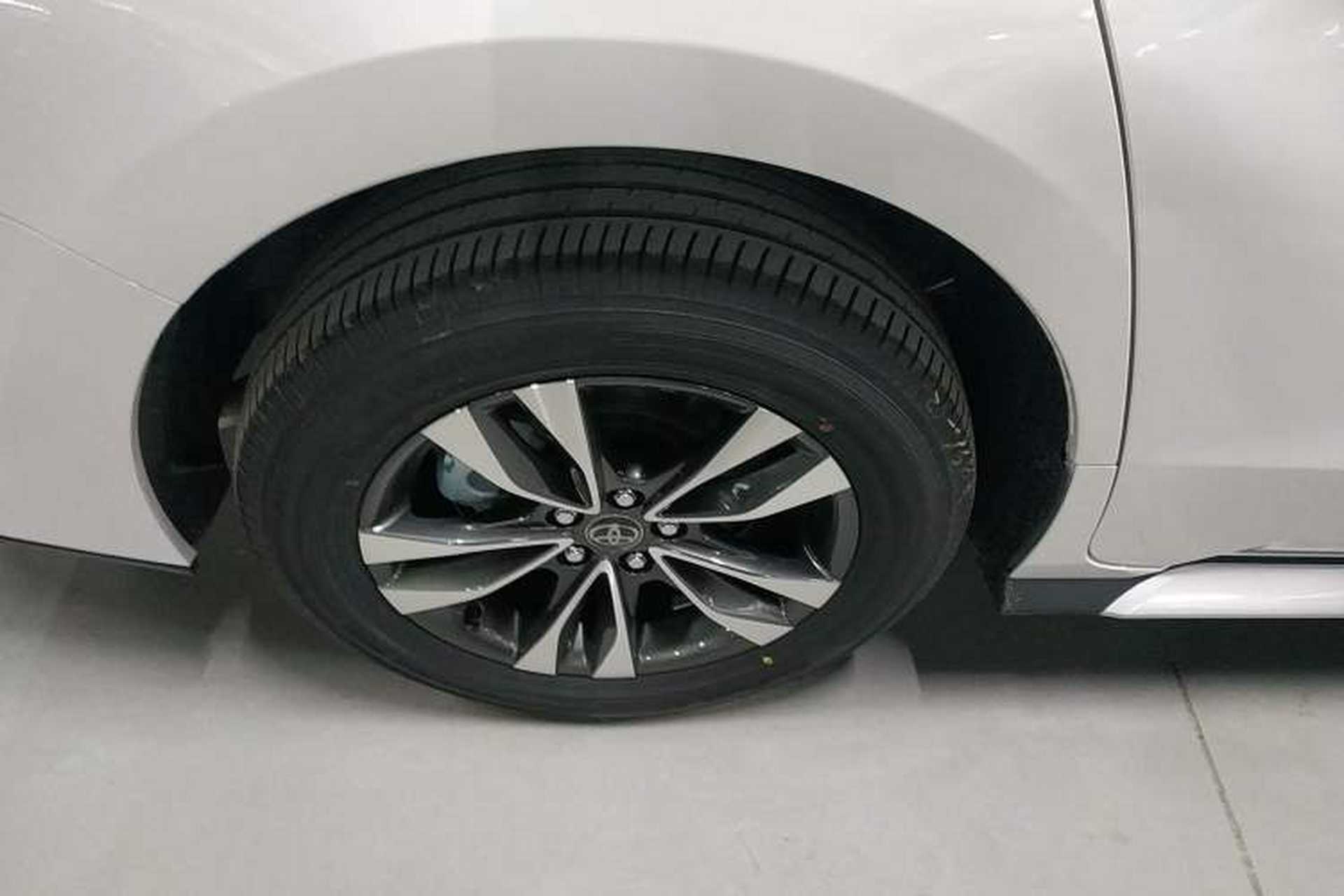 Used Toyota Granvia 2026 Model 2.5L Hybrid Prestige PLUS Four-Wheel Drive Edition Right Rear Wheel Hub
