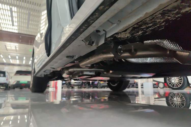 Used Toyota Granvia 2026 Model 2.5L Hybrid Comfort Edition Right Side Sill