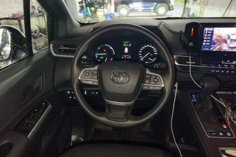 Used Toyota Granvia 2026 Model 2.5L Hybrid Comfort Edition Steering Wheel