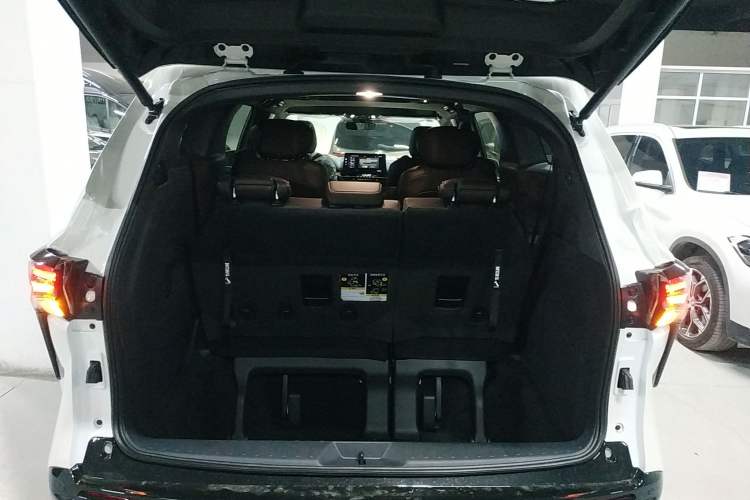 Used Toyota Granvia 2026 Model 2.5L Hybrid Prestige PLUS Four-Wheel Drive Edition Trunk