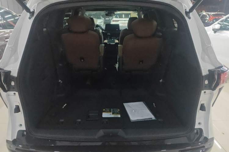 Used Toyota Granvia 2026 Model 2.5L Hybrid Prestige ULTRA Edition Trunk