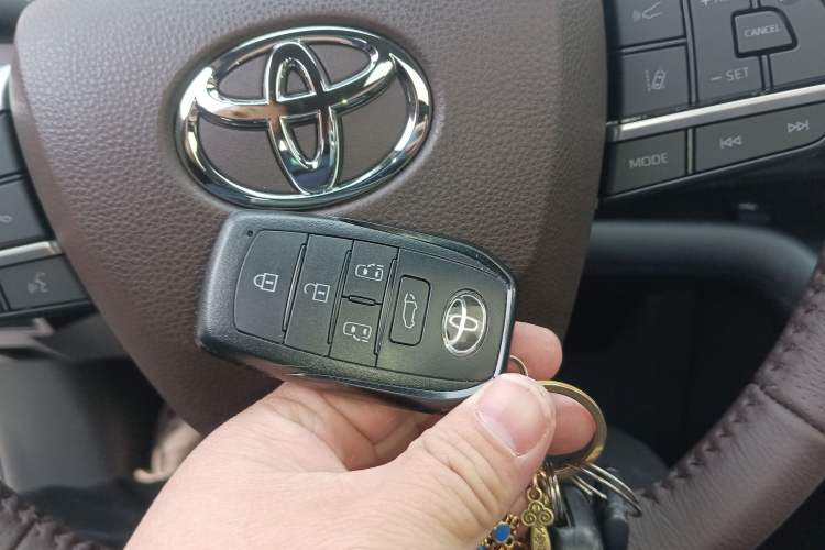 Used Toyota Granvia 2026 Model 2.5L Hybrid Prestige PLUS Four-Wheel Drive Edition Vehicle Key