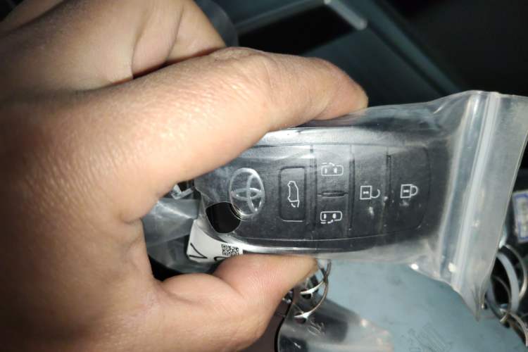 Used Toyota Granvia 2026 Model 2.5L Hybrid Prestige PLUS Four-Wheel Drive Edition Vehicle Key