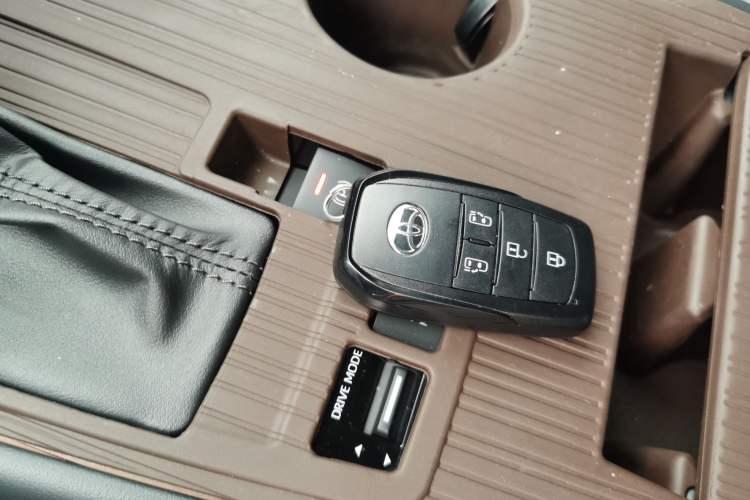Used Toyota Granvia 2026 Model 2.5L Hybrid Luxury Edition Vehicle Key