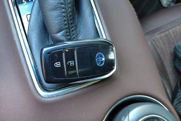 Used Toyota Harrier 2022 Dual-Engine 2.5L CVT Two-Wheel Drive Luxury Edition Vehicle Key