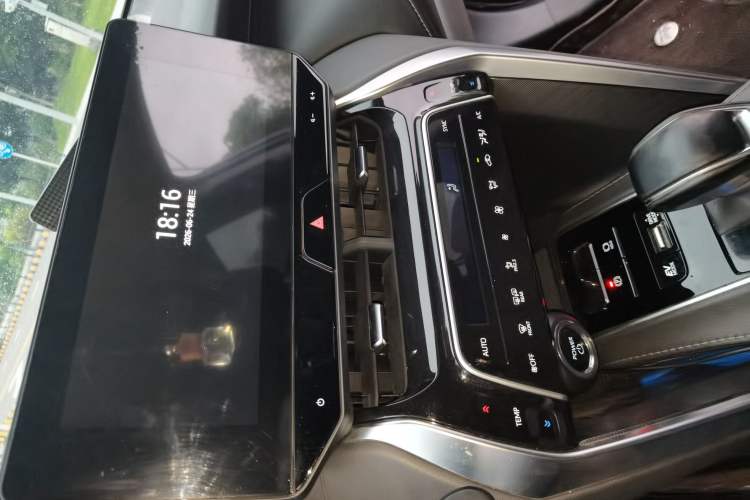 Used Toyota Harrier 2022 Dual-Engine 2.5L CVT Two-Wheel Drive Luxury Edition Audio And AC Panel