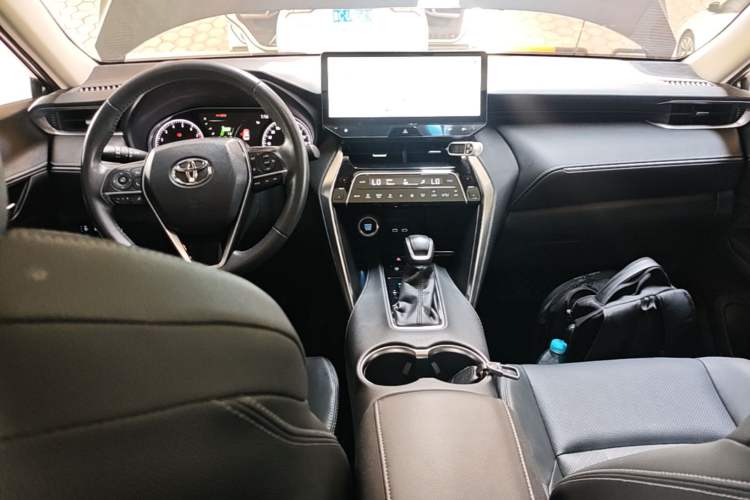 Used Toyota Harrier 2022 2.0L CVT Two-Wheel Drive Luxury Edition Center Console