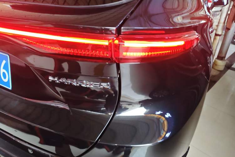 Used Toyota Harrier 2022 2.0L CVT Two-Wheel Drive Deluxe Edition Exterior 3