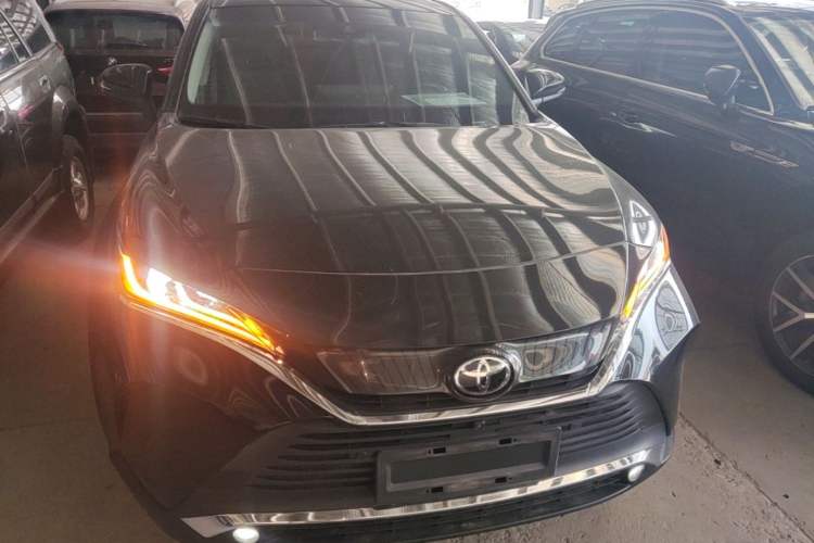 Used Toyota Harrier 2022 2.0L CVT Two-Wheel Drive Deluxe Edition Front
