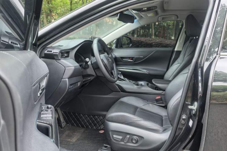 Used Toyota Harrier 2022 2.0L CVT Two-Wheel Drive Luxury Edition Interior 2