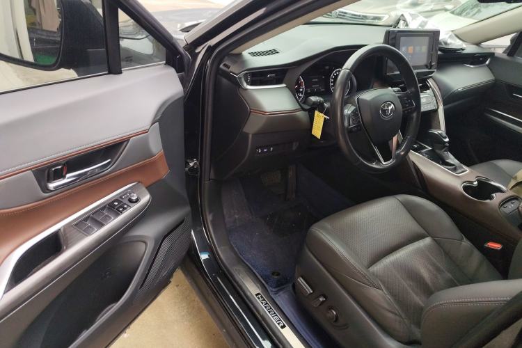 Used Toyota Harrier 2022 2.0L CVT Two-Wheel Drive Luxury Edition Interior 2