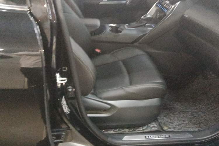 Used Toyota Harrier 2022 2.0L CVT Two-Wheel Drive Entry Version Right Front Seat