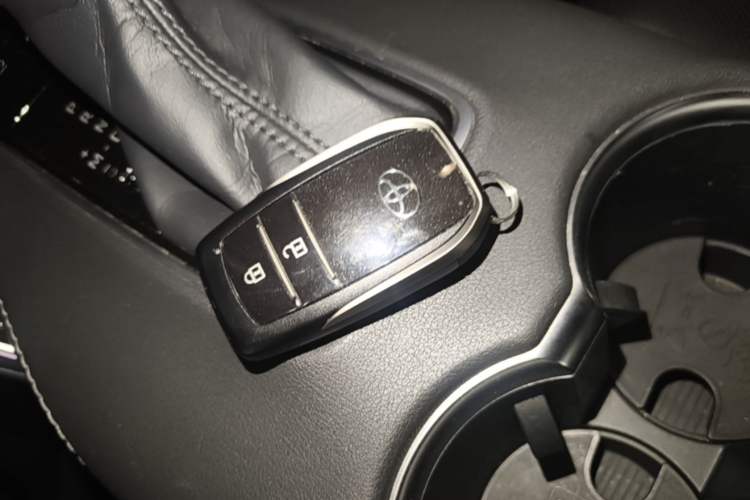 Used Toyota Harrier 2022 2.0L CVT Two-Wheel Drive Luxury Edition Vehicle Key