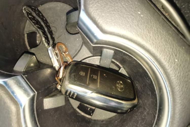 Used Toyota Harrier 2022 Dual-Engine 2.5L CVT Two-Wheel Drive Luxury Edition Vehicle Key