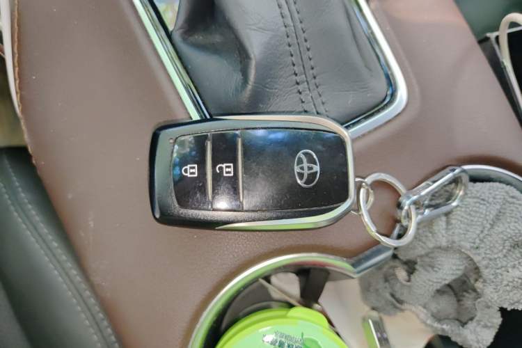 Used Toyota Harrier 2022 2.0L CVT Two-Wheel Drive Luxury Edition Vehicle Key