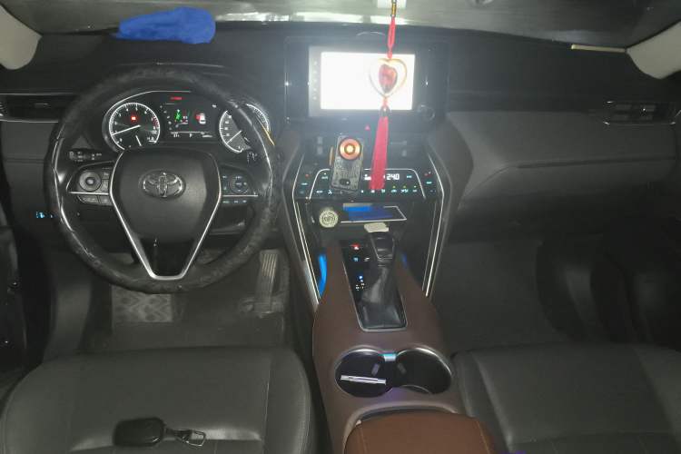 Used Toyota Harrier 2022 2.0L CVT Two-Wheel Drive Luxury Edition Center Console