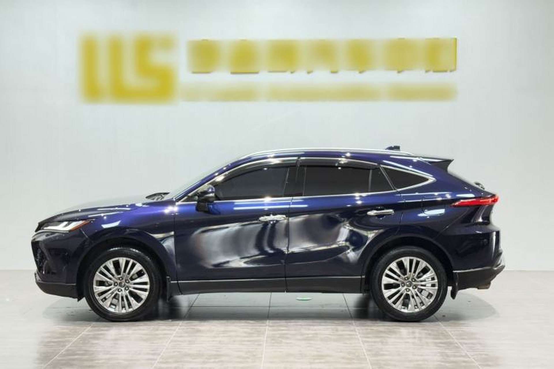 Used Toyota Harrier 2022 2.0L CVT Two-Wheel Drive Deluxe Edition Exterior 4