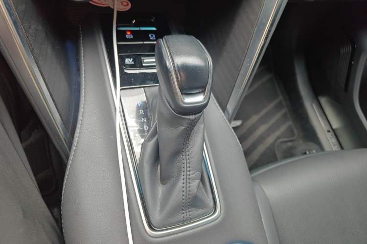 Used Toyota Harrier 2022 Dual-Engine 2.5L CVT Two-Wheel Drive Luxury Edition Gear Lever