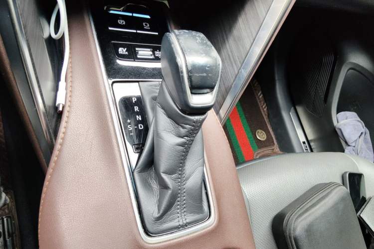 Used Toyota Harrier 2022 Dual-Engine 2.5L CVT Two-Wheel Drive Luxury Edition Gear Lever