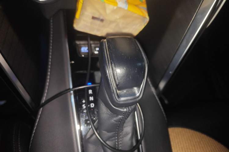 Used Toyota Harrier 2022 Dual-Engine 2.5L CVT Two-Wheel Drive Luxury Edition Gear Lever