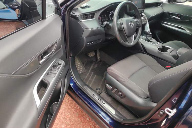 Used Toyota Harrier 2022 2.0L CVT Two-Wheel Drive Entry Version Interior 3