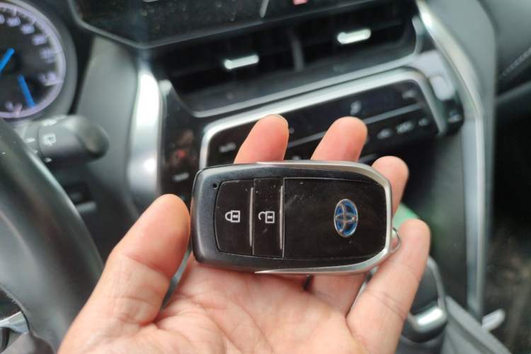 Used Toyota Harrier 2022 Dual-Engine 2.5L CVT Two-Wheel Drive Luxury Edition Vehicle Key