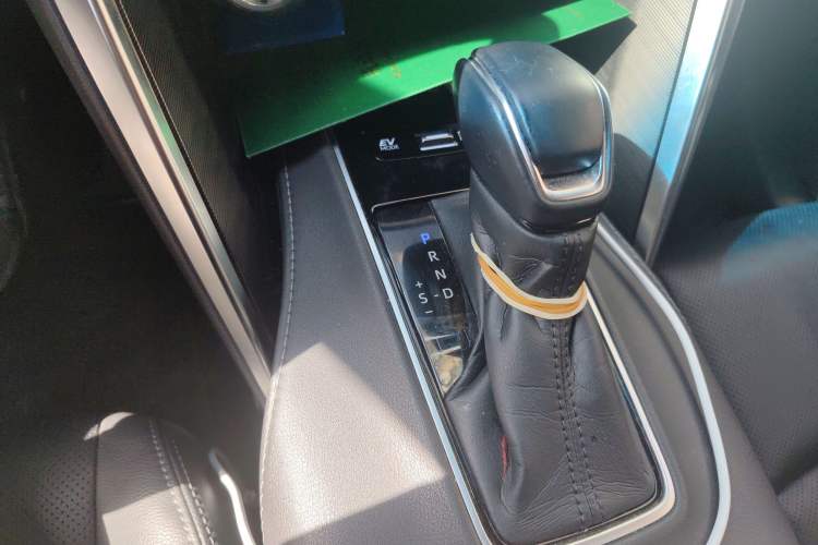 Used Toyota Harrier 2022 Dual-Engine 2.5L CVT Four-Wheel Drive Luxury Edition Gear Lever