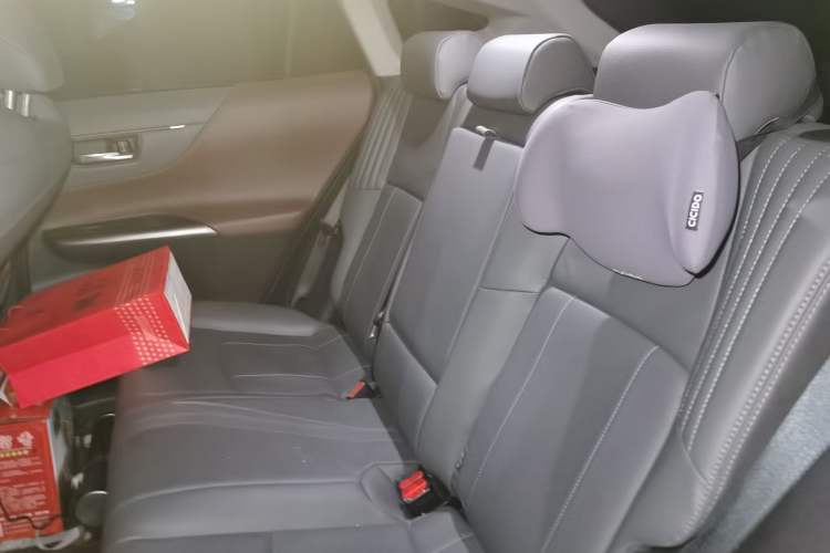 Used Toyota Harrier 2022 Dual-Engine 2.5L CVT Two-Wheel Drive Luxury Edition Left Rear Seat
