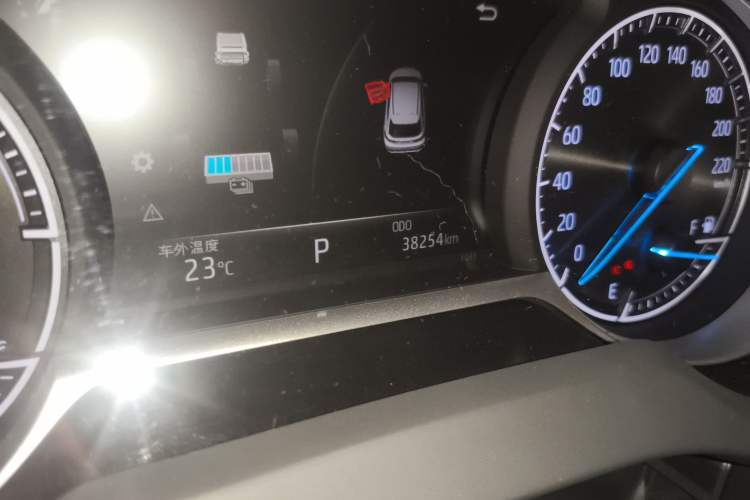 Used Toyota Harrier 2022 Dual-Engine 2.5L CVT Two-Wheel Drive Luxury Edition Odometer Close Up