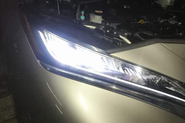 Used Toyota Harrier 2022 Dual-Engine 2.5L CVT Two-Wheel Drive Luxury Edition Right Front Headlight