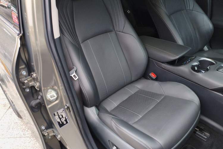 Used Toyota Harrier 2022 Dual-Engine 2.5L CVT Four-Wheel Drive Flagship Edition Right Front Seat