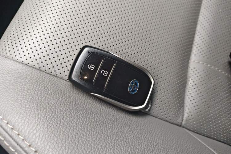 Used Toyota Harrier 2022 Dual-Engine 2.5L CVT Four-Wheel Drive Luxury Edition Vehicle Key