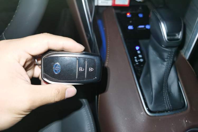 Used Toyota Harrier 2022 Dual-Engine 2.5L CVT Two-Wheel Drive Luxury Edition Vehicle Key