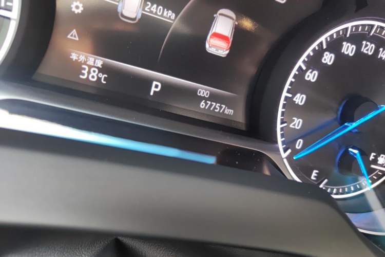Used Toyota Harrier 2022 Dual-Engine 2.5L CVT Two-Wheel Drive Luxury Edition Odometer Close Up