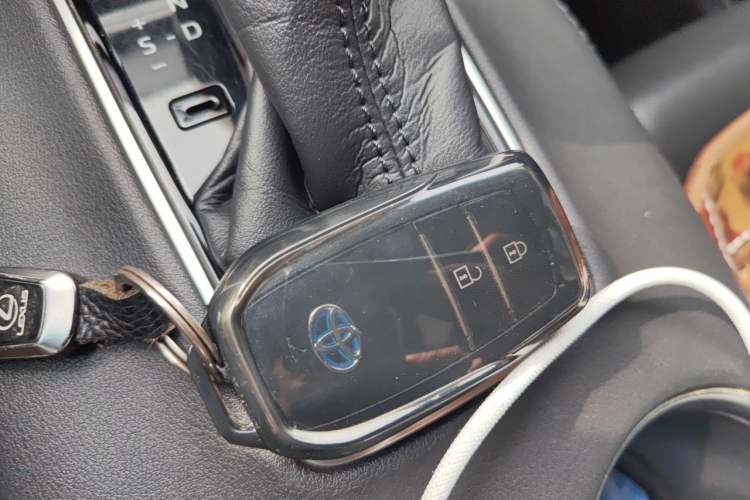 Used Toyota Harrier 2022 Dual-Engine 2.5L CVT Two-Wheel Drive Luxury Edition Vehicle Key