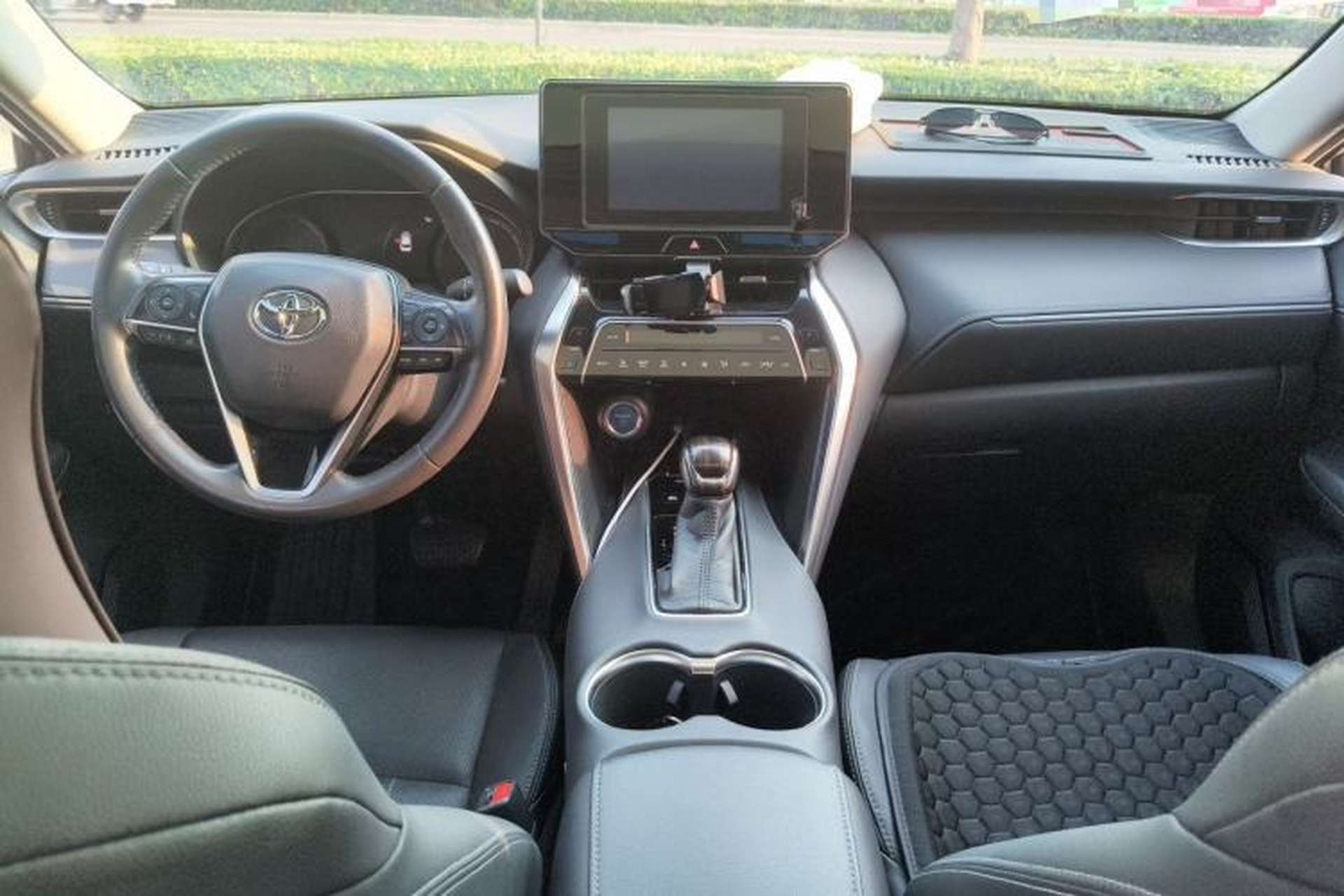 Used Toyota Harrier 2022 Dual-Engine 2.5L CVT Two-Wheel Drive Luxury Edition Center Console