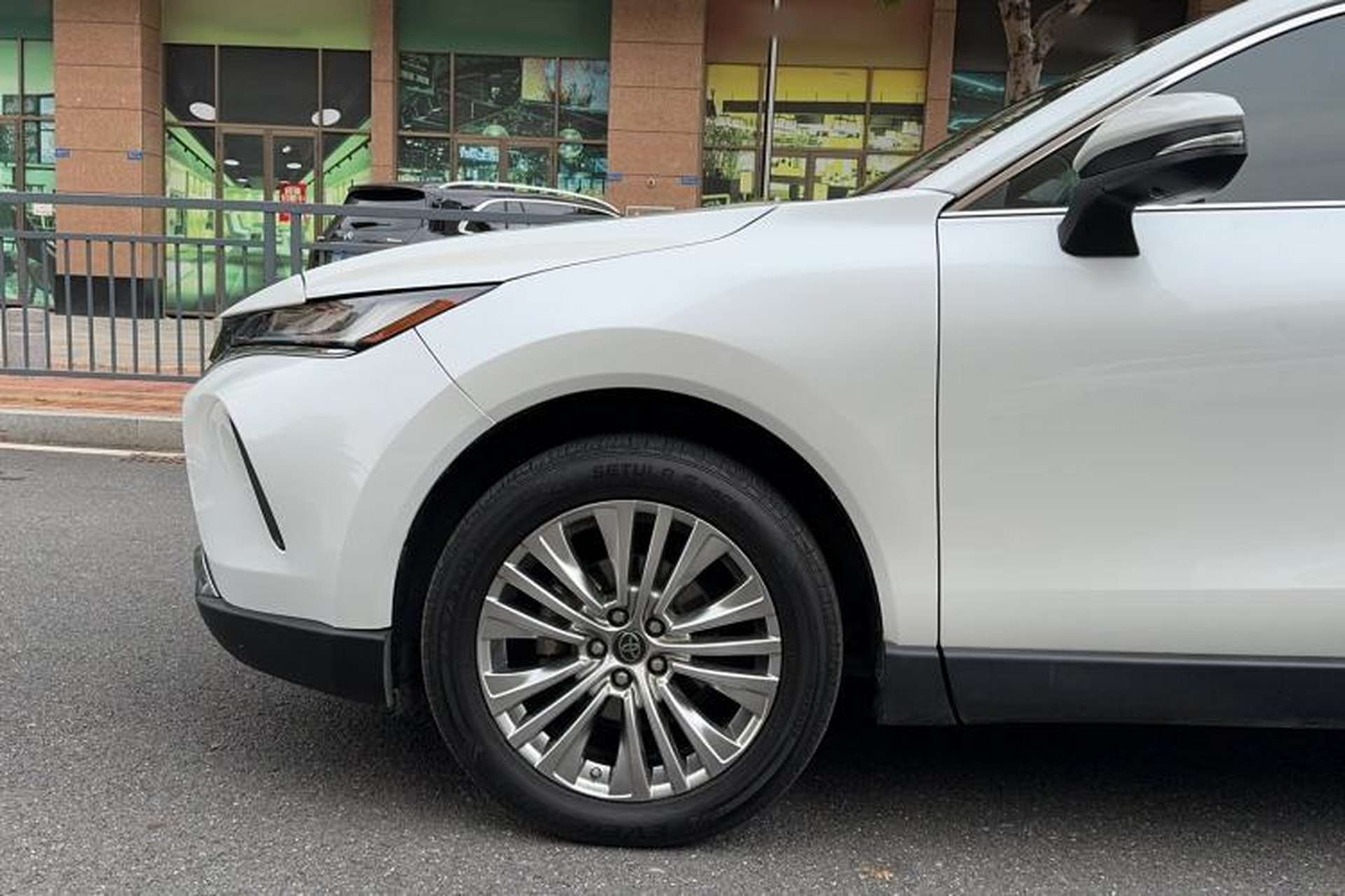 Used Toyota Harrier 2022 2.0L CVT Two-Wheel Drive Deluxe Edition Exterior 3