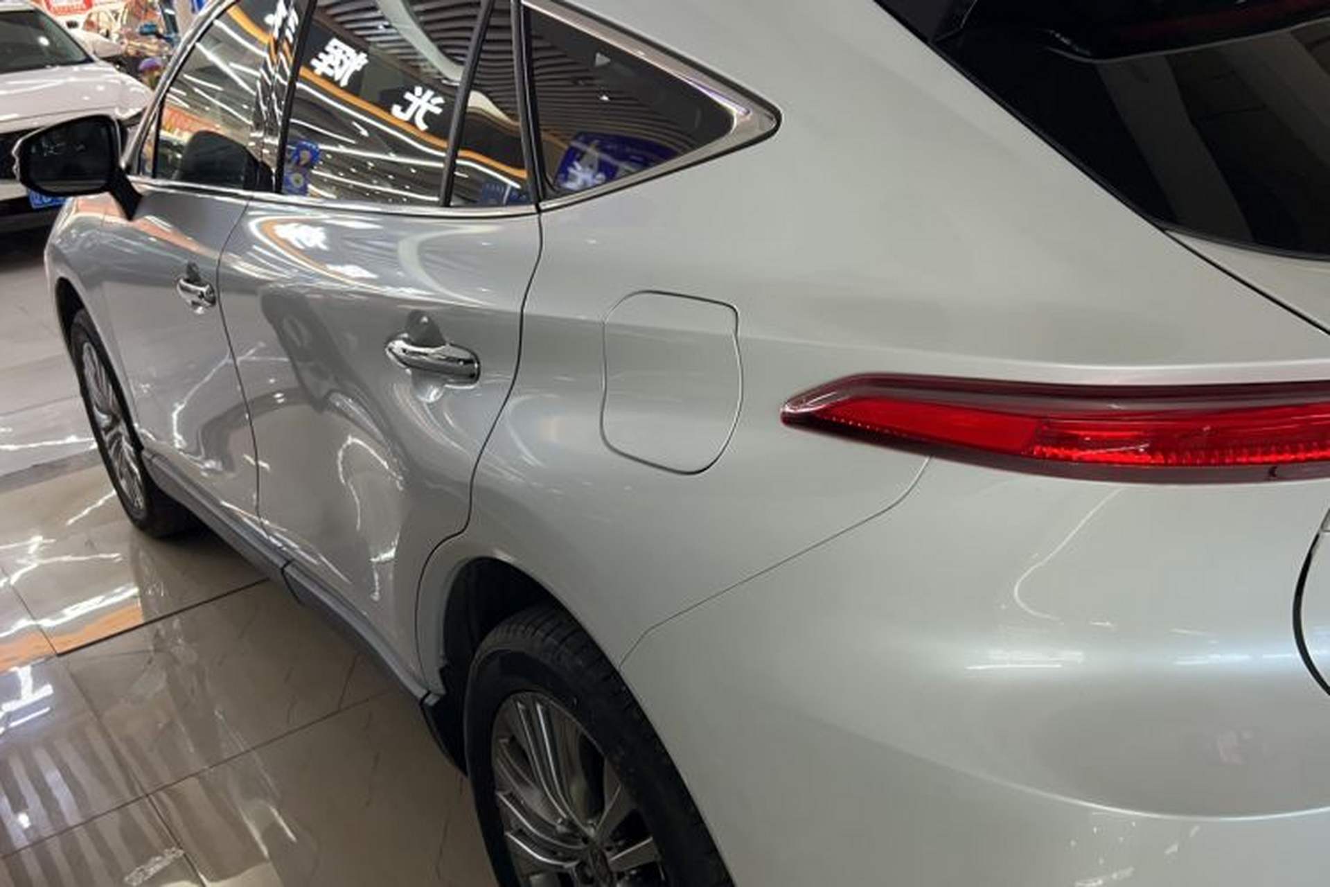 Used Toyota Harrier 2022 2.0L CVT Two-Wheel Drive Deluxe Edition Exterior 5