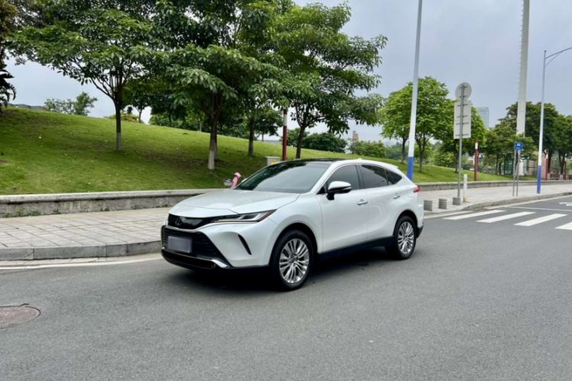 Used Toyota Harrier 2022 2.0L CVT Two-Wheel Drive Deluxe Edition Front Left 45 Deg