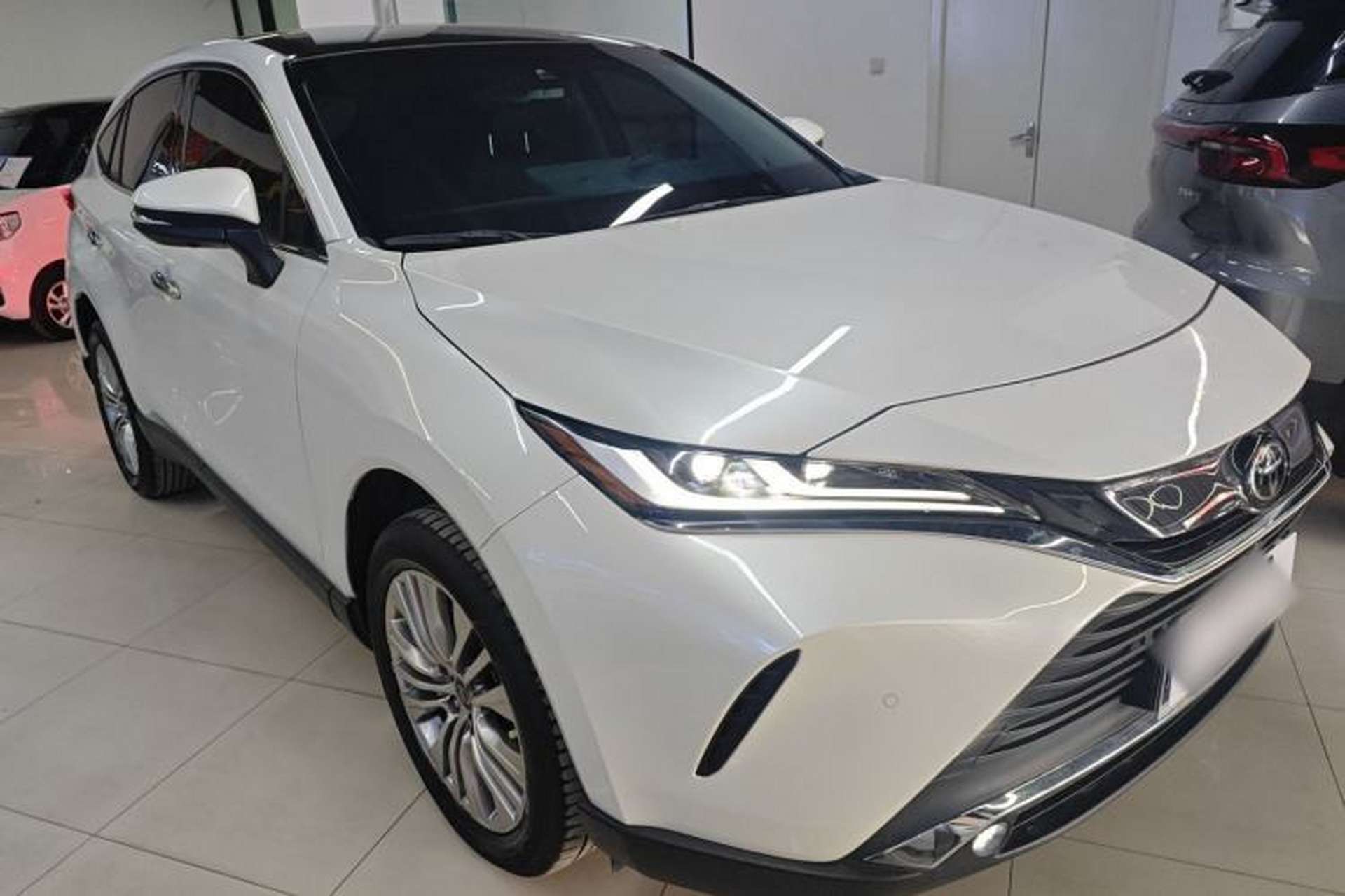 Used Toyota Harrier 2022 2.0L CVT Two-Wheel Drive Deluxe Edition Front Right 45 Deg