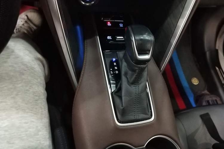 Used Toyota Harrier 2022 Dual-Engine 2.5L CVT Four-Wheel Drive Luxury Edition Gear Lever