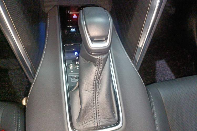 Used Toyota Harrier 2022 Dual-Engine 2.5L CVT Two-Wheel Drive Luxury Edition Gear Lever