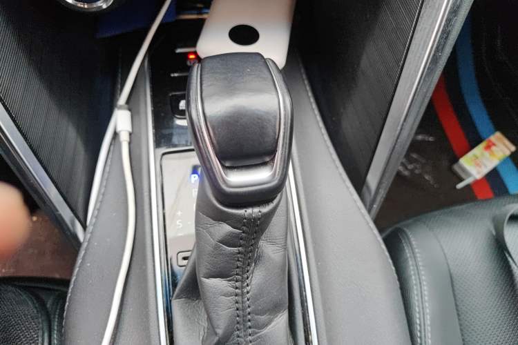 Used Toyota Harrier 2022 Dual-Engine 2.5L CVT Two-Wheel Drive Luxury Edition Gear Lever