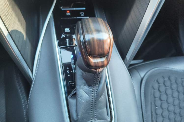 Used Toyota Harrier 2022 Dual-Engine 2.5L CVT Two-Wheel Drive Luxury Edition Gear Lever