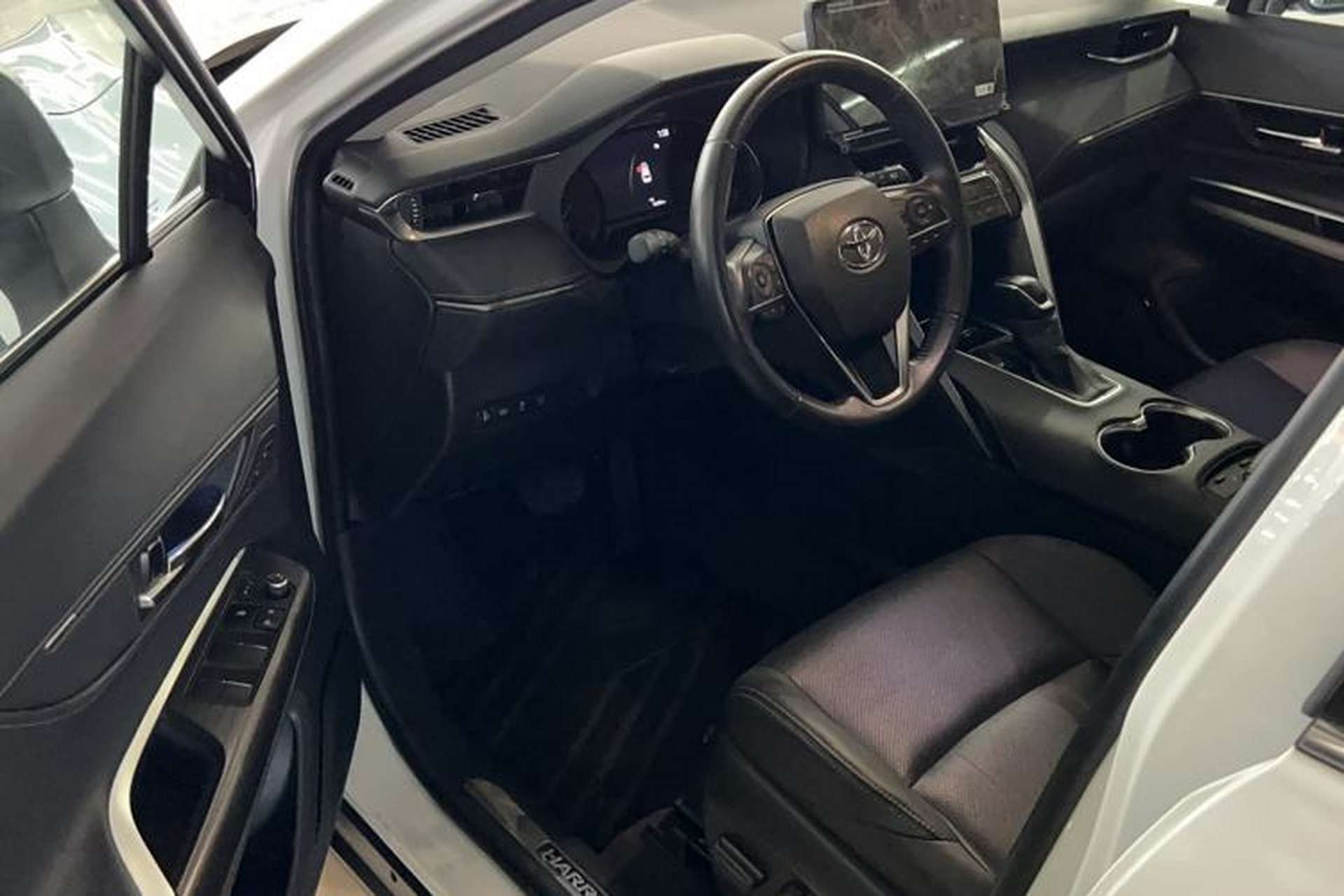 Used Toyota Harrier 2022 2.0L CVT Two-Wheel Drive Deluxe Edition Interior 2